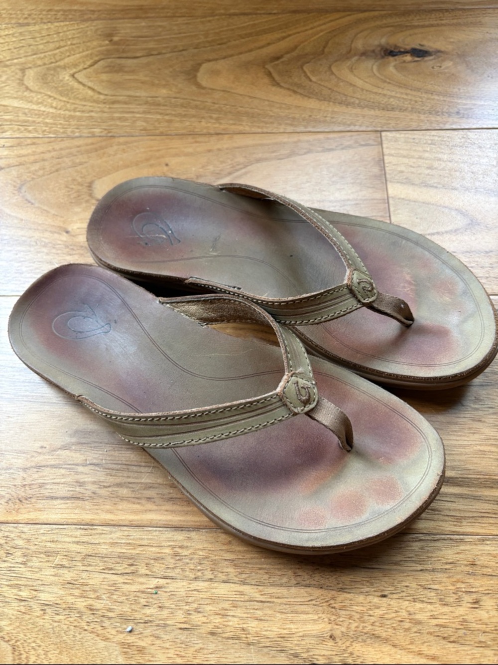OluKai Women's Tan Leather Thong Sandals